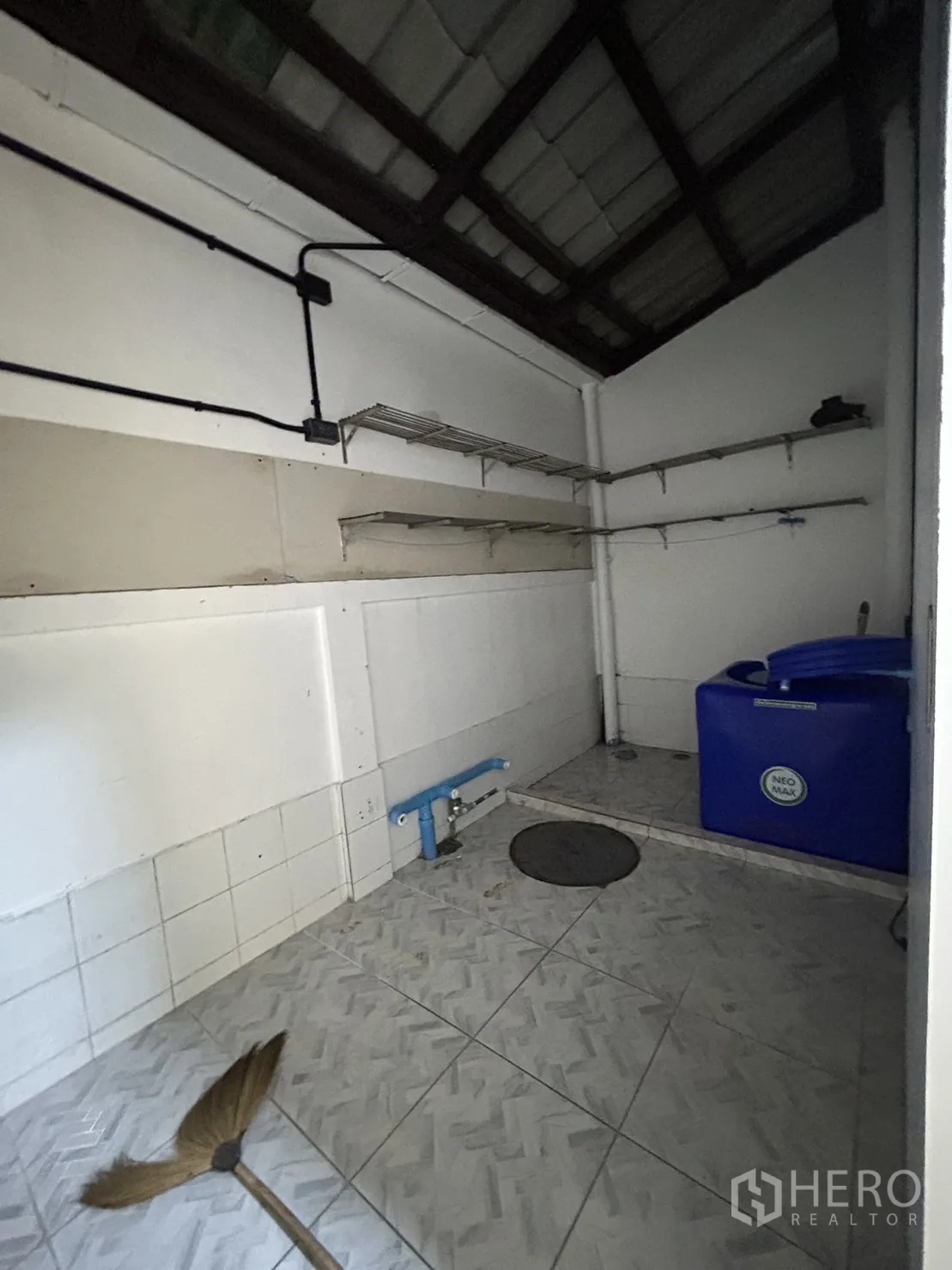 อาคารพาณิชย์ ให้เช่าในKhlong Toei, Bangkok - ห้องยูทิลิตี้มีชั้นวาง ท่อเดินลอย และแทงก์น้ำสีน้ำเงิน