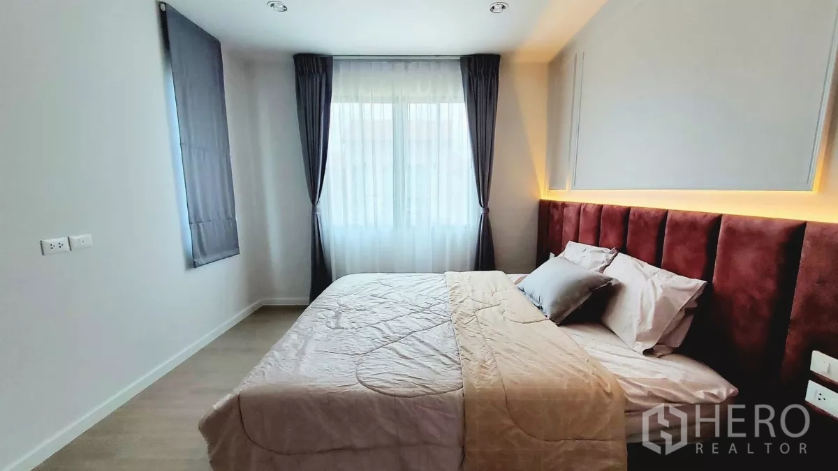 บ้าน ให้เช่าในLat Krabang, Bangkok - ห้องนอนหลักอีกมุม มีหน้าต่างบานใหญ่และหัวเตียงไฟซ่อน