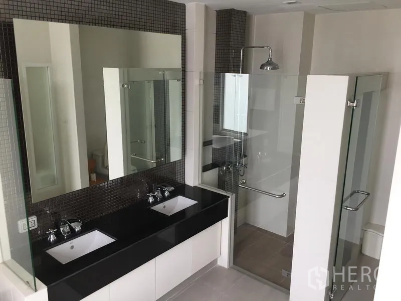 ทาวน์เฮาส์ ขายในHuai Khwang, Bangkok - ห้องน้ำทันสมัย อ่างล้างหน้าคู่ ห้องอาบน้ำกระจกกั้น