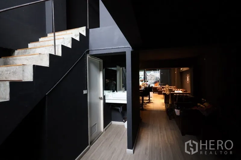 店屋 出租或出售在Watthana, Bangkok - 楼梯间下设洗手池，通往休闲区