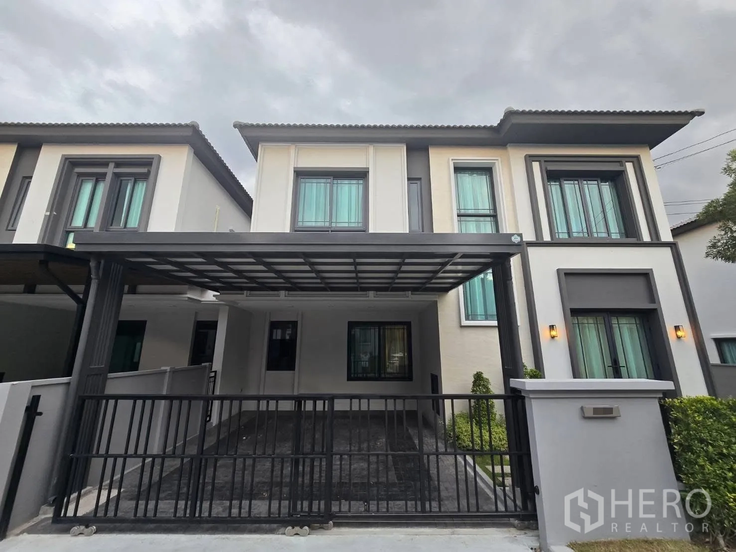 Semi-detached House for rent in Bang Phli, Samut Prakan - Two-storey semi-detached house facade with covered carport and gated entrance.