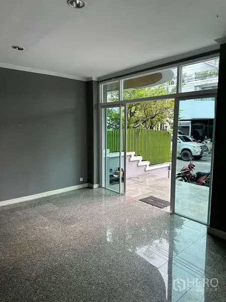 ทาวน์เฮาส์ ให้เช่าในBang Kapi, Bangkok - โถงชั้นล่างประตูกระจกสูง มองเห็นบันไดทางเข้ากับรั้วสีเขียว