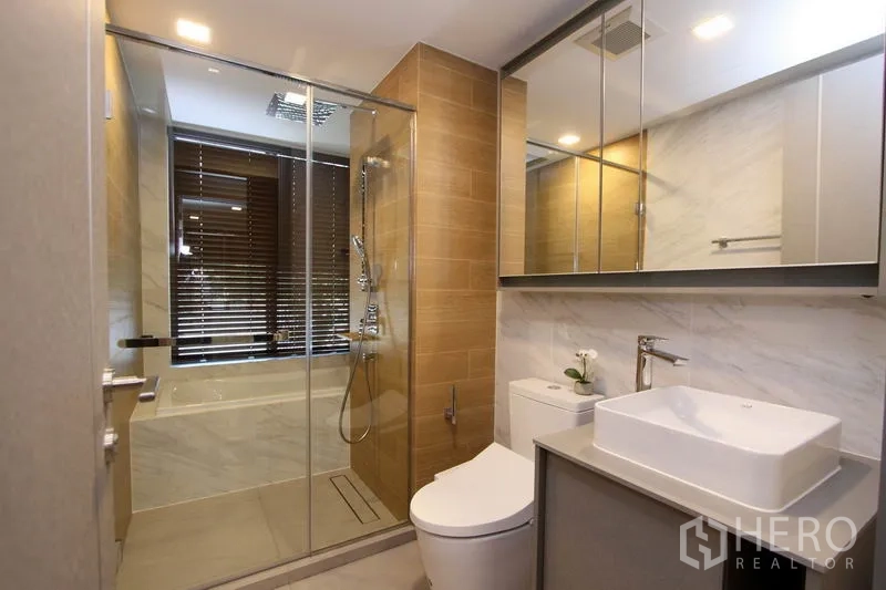 คอนโด ให้เช่าหรือขายในWatthana, Bangkok - ห้องน้ำสมัยใหม่พร้อมฉากกั้นอาบน้ำ กระจกตู้ เกาะล้างหน้า และอ่างอาบน้ำ