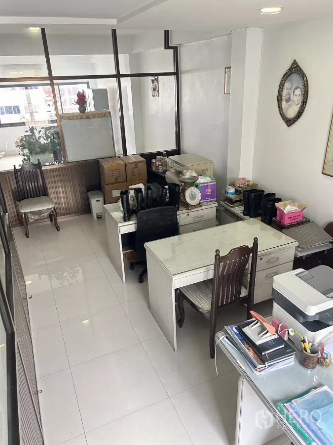 อาคารพาณิชย์ ให้เช่าหรือขายในHuai Khwang, Bangkok - พื้นที่ทำงานหลายจุดด้านหลังผนังกระจก บนชั้นสำนักงาน