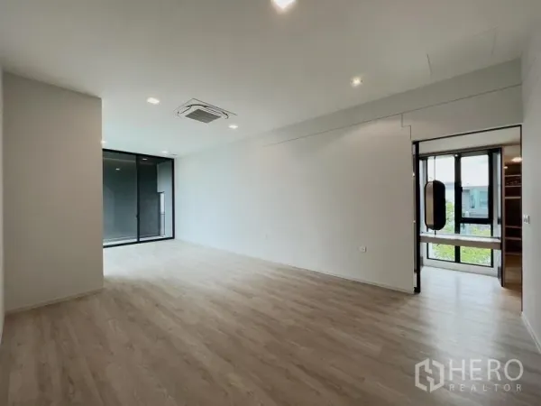 บ้าน ให้เช่าหรือขายในSaphan Sung, Bangkok - ห้องนอนกว้างเชื่อมระเบียงและประตูเข้าสู่ห้องแต่งตัว