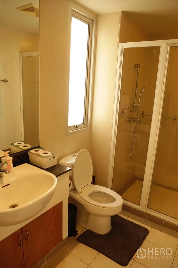 คอนโด ให้เช่าหรือขายในWatthana, Bangkok - ห้องน้ำสว่าง มีอ่างล้างหน้า โถสุขภัณฑ์ และตู้กั้นอาบน้ำกระจก