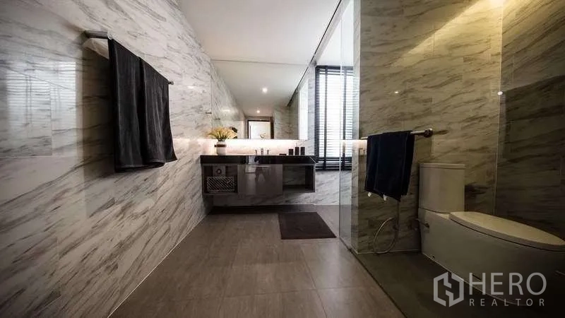 สำนักงานที่บ้าน ขายในSuan Luang, Bangkok - ห้องน้ำสมัยใหม่ ผนังลายหินอ่อน พร้อมตู้กระจกและโซนฝักบัว