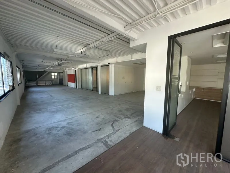 Warehouse for rent in Saphan Sung, Bangkok - Long mezzanine floor with windows and adjoining office rooms.