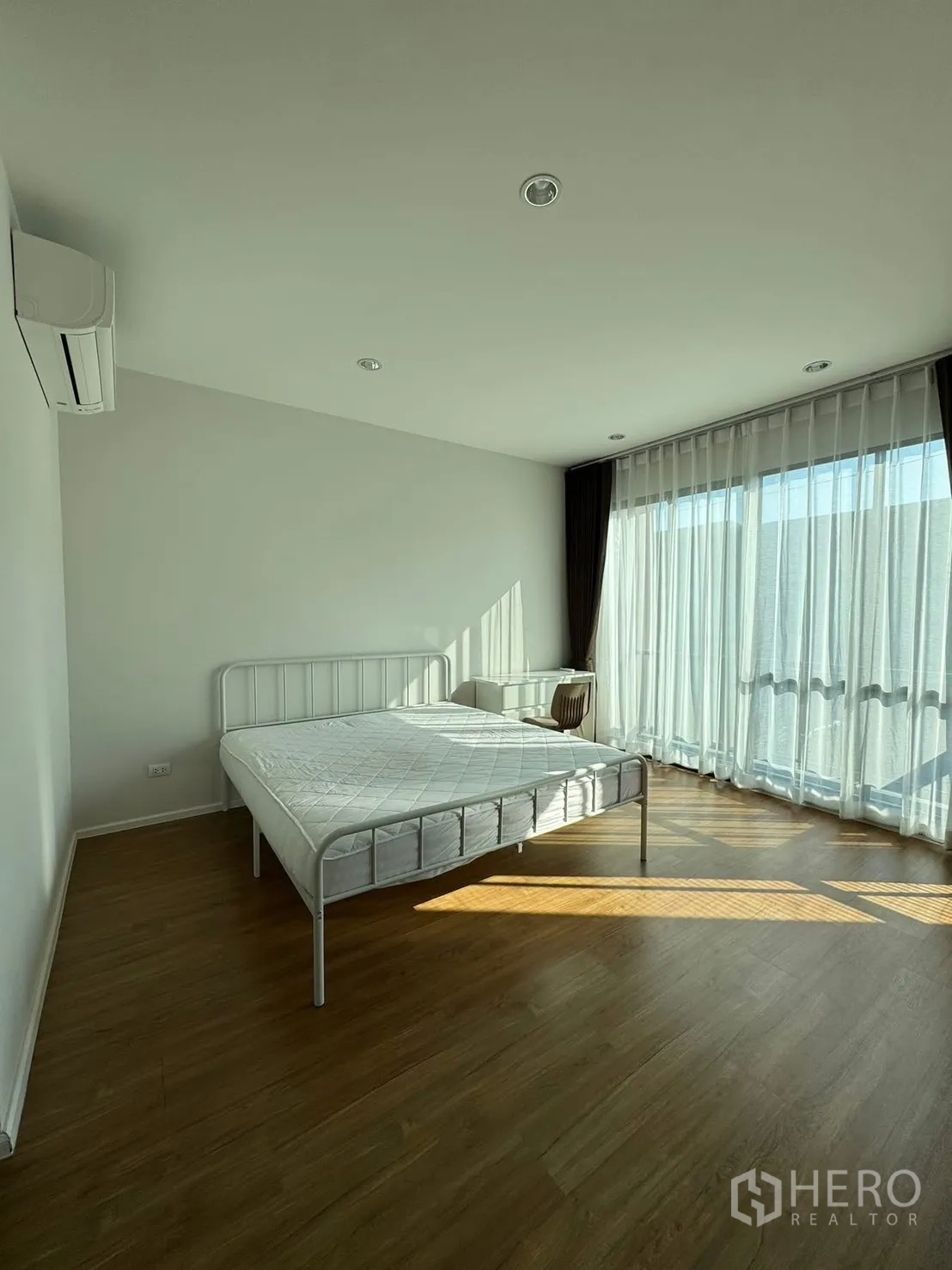 Townhouse for rent in Saphan Sung, Bangkok - Air-conditioned bedroom with large windows and natural light.