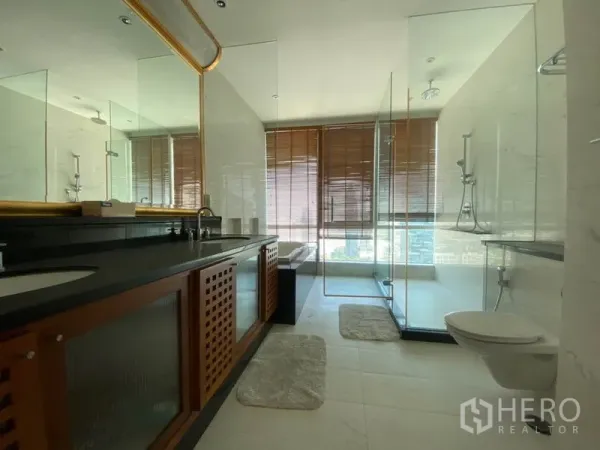 公寓 出租在Sathon, Bangkok - 采光良好的浴室，双台盆、玻璃淋浴间与百叶窗。