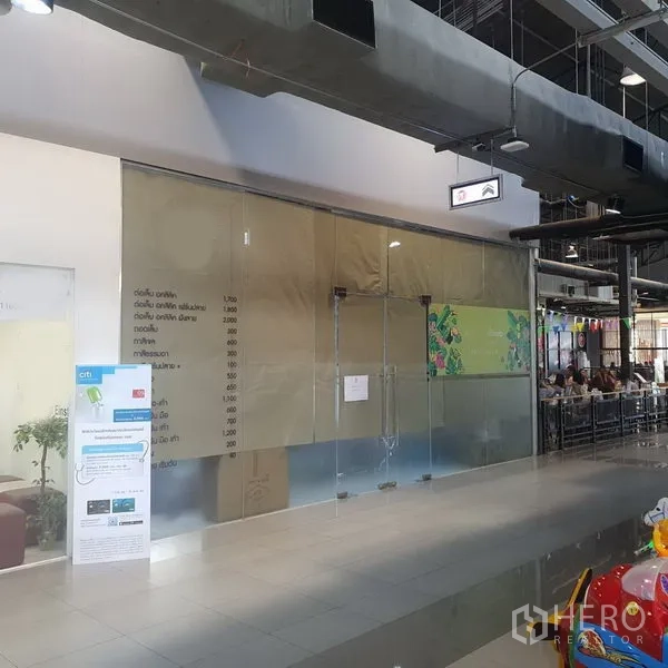零售空间 出租在Khlong Toei, Bangkok - 74㎡室内商场零售铺面，通高玻璃门面与双开玻璃门，抛光地砖与外露管道天花，临近BTS澎蓬站。