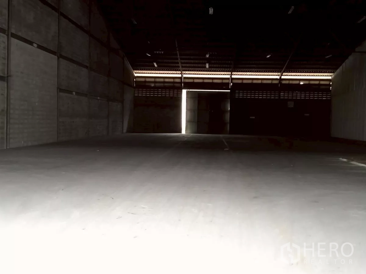 คลังสินค้า ให้เช่าในBang Phli, Samut Prakan - ภายในโกดังเพดานสูงโครงเหล็ก พื้นคอนกรีต มีแสงลอดจากประตูบานเลื่อนขนาดใหญ่