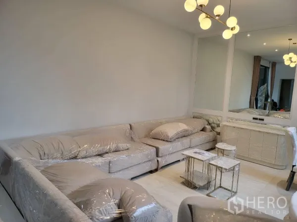 独立式住宅 出租 - 舒适会客区，转角沙发、墙面镜与现代吊灯