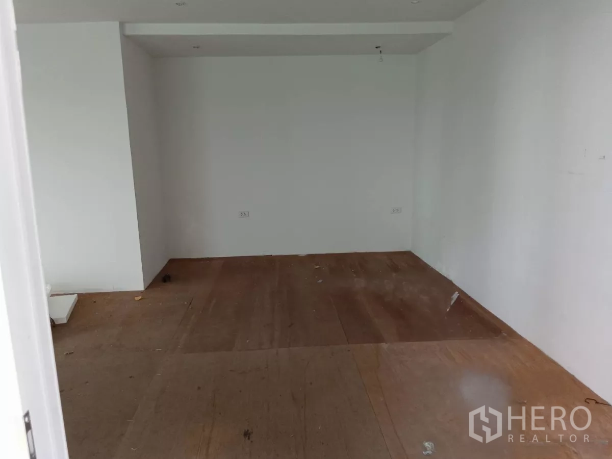 零售空间 出租在Huai Khwang, Bangkok - 白墙小房间，木质地面，适合二次装修。