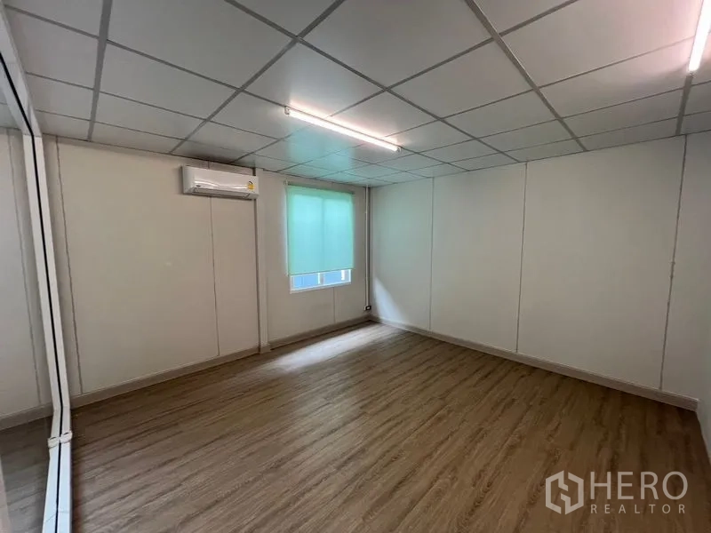 คลังสินค้า ให้เช่าในPrawet, Bangkok - ออฟฟิศติดแอร์ พื้นลายไม้ และมู่ลี่หน้าต่าง