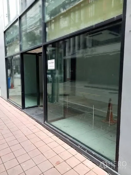 พื้นที่ขายปลีก ให้เช่าในWatthana, Bangkok - มุมมองหน้าร้านกระจกและทางเข้า ติดทางเดินเท้า