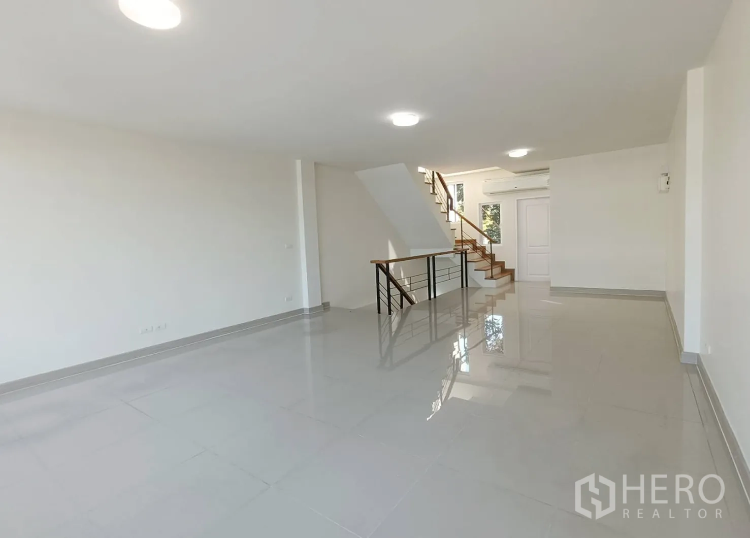 带办公室的家 for rent or sale in Prawet, Bangkok - 开放式大空间，亮面地砖，中置楼梯与空调。