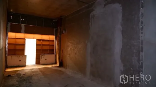 พื้นที่ขายปลีก ให้เช่าในWatthana, Bangkok - ยูนิตลึกสภาพก่อสร้างเดิม มีชั้นวางด้านหลังและทางเข้า ผนังคอนกรีตพร้อมตกแต่งตามแบรนด์