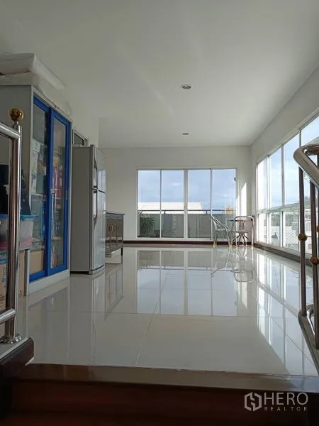 工厂 出售在Ban Phaeo, Samut Sakhon - 采光充足的办公层，落地窗、亮面瓷砖地与简易茶水区