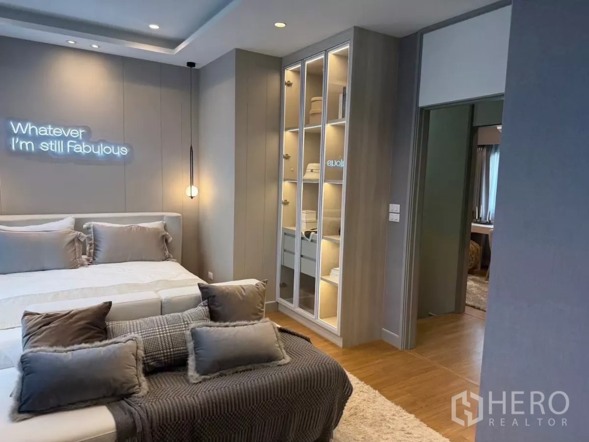 ทาวน์เฮาส์ ให้เช่าในBang Phli, Samut Prakan - ห้องนอนหลักสไตล์โมเดิร์น เตียงคิงไซซ์ ไฟห้อย และตู้โชว์ไฟในตัว