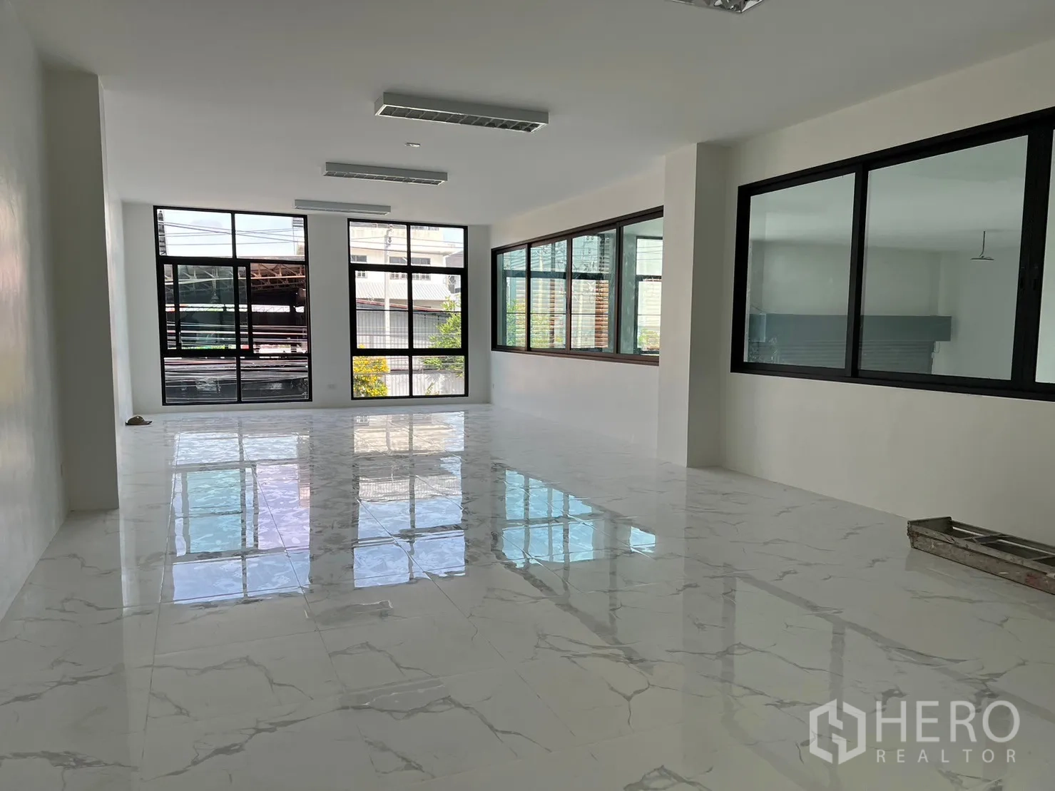 货栈 出租在Samut Prakan - 明亮办公室楼层，大窗采光与高光瓷砖地面。