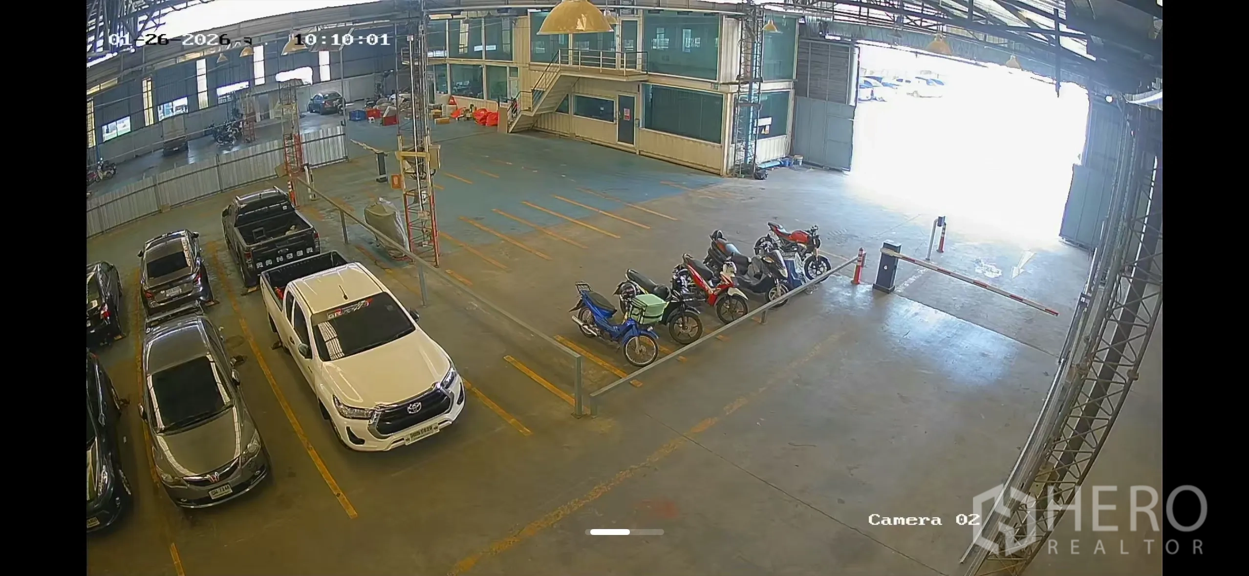 โรงงาน for rent or sale in Bang Sao Thong, Samut Prakan - ที่จอดรถยนต์และรถจักรยานยนต์ในร่มติดกับอาคารสำนักงาน.