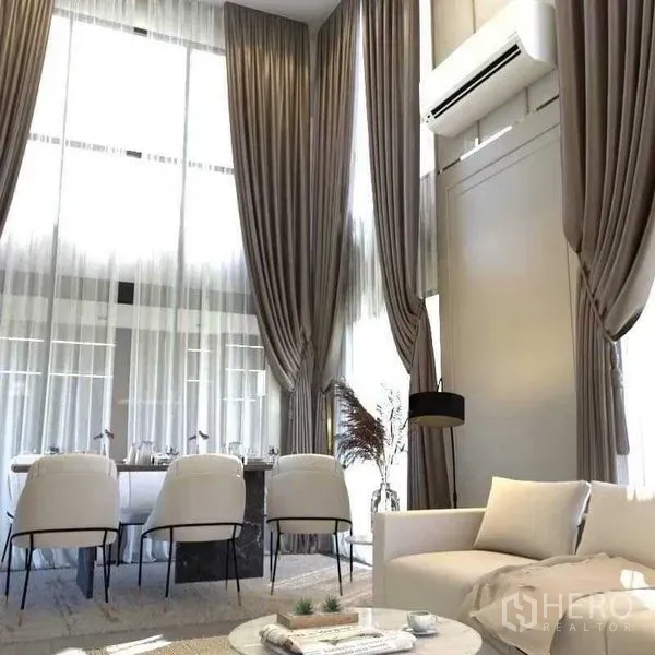 ทาวน์เฮาส์ ขายในSuan Luang, Bangkok - ห้องนั่งเล่นและรับประทานอาหาร เพดานสูง โซฟา และผ้าม่านหรู