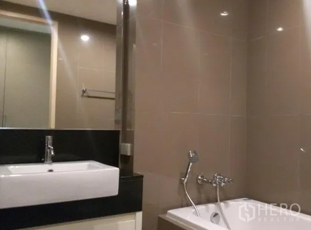 คอนโด ให้เช่าในKhlong Toei, Bangkok - ห้องน้ำพร้อมอ่างล้างหน้าเหลี่ยม กระจกบานใหญ่ และอ่างอาบน้ำพร้อมฝักบัว