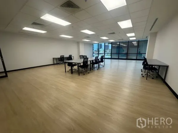สำนักงาน ให้เช่าในChatuchak, Bangkok - พื้นที่ทำงานโล่งสว่าง พื้นไม้ลามิเนต เพดานฝ้าพร้อมไฟ LED และหน้าต่างบานใหญ่
