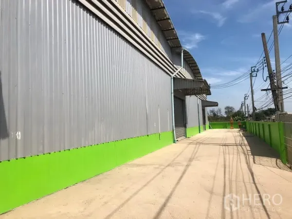 货栈 出租在Lat Krabang, Bangkok - 仓库外立面为金属板墙，设装卸口与宽敞货车通道，位于Romklao。