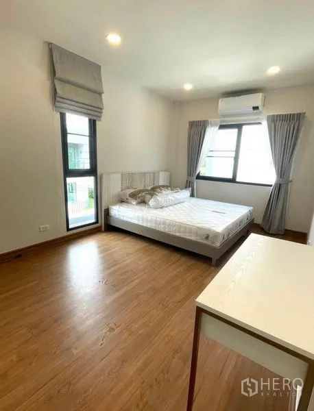 Detached House for rent - Spacious secondary bedroom with wood floors, windows on two sides and wall-mounted air conditioner.