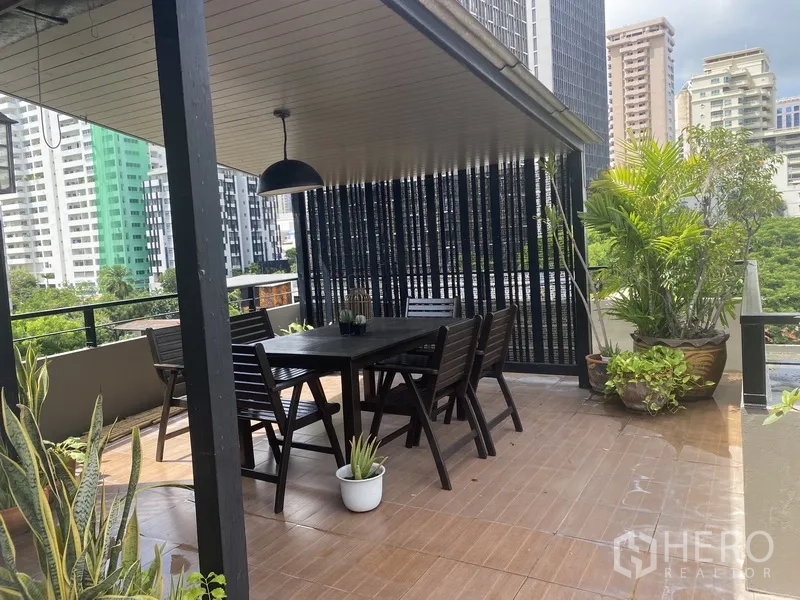 公寓 出租在Khlong Toei, Bangkok - 带顶露台，户外餐桌椅与绿植，城市景观。