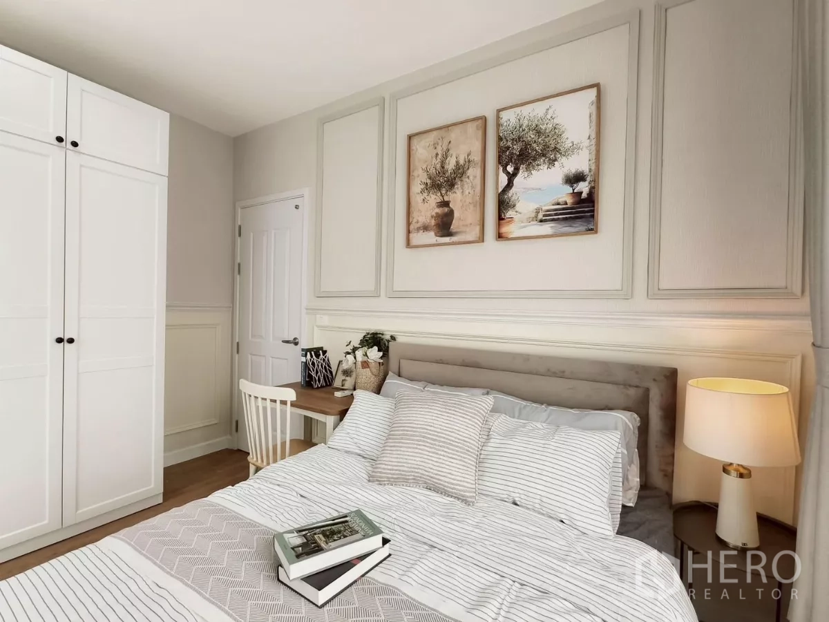 独立式住宅 出租在Khlong Luang, Pathum Thani - 次卧展示白色衣柜与窗边书桌