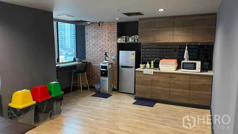 สำนักงาน ให้เช่าในKhlong Toei, Bangkok - แพนทรีพร้อมตู้เก็บของ ตู้เย็น ไมโครเวฟ และเคาน์เตอร์ชมวิวเมือง