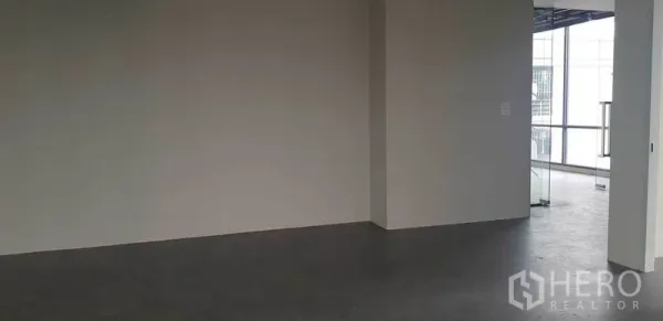 办公空间 出租在Suan Luang, Bangkok - 开放式办公区，水泥风地面与中性色墙面，临窗采光良好。