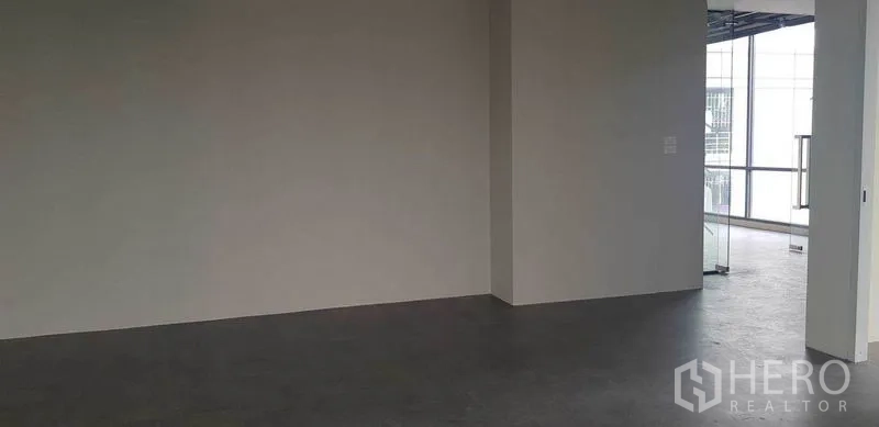 办公空间 出租在Suan Luang, Bangkok - 开放式办公区，水泥风地面与中性色墙面，临窗采光良好。