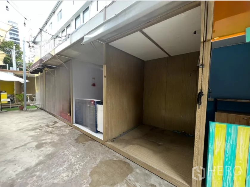 พื้นที่ขายปลีก ให้เช่าในKhlong Toei, Bangkok - แผงค้าริมทางโล่งข้างเคาน์เตอร์เตรียมของและเครื่องใช้ ใต้หลังคากันสาด พร้อมตกแต่ง