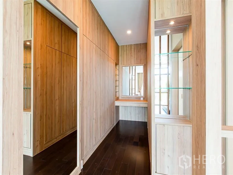 独立式住宅 出租或出售在Prawet, Bangkok - 步入式衣帽间，通顶木柜与梳妆台