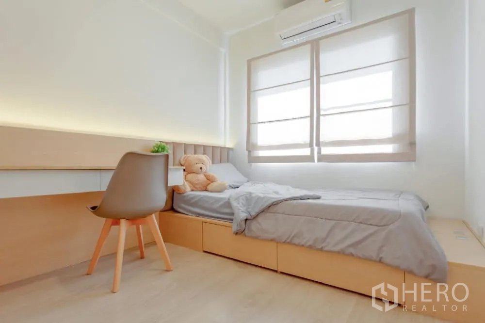 联排别墅 出租在Prawet, Bangkok - 温馨次卧，平台床、学习书桌，双窗配百褶帘。