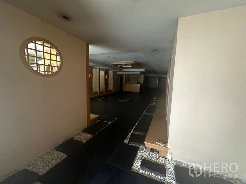 零售空间 出租在Bang Rak, Bangkok - 开放区域，深色石地、白色卵石与木隔断