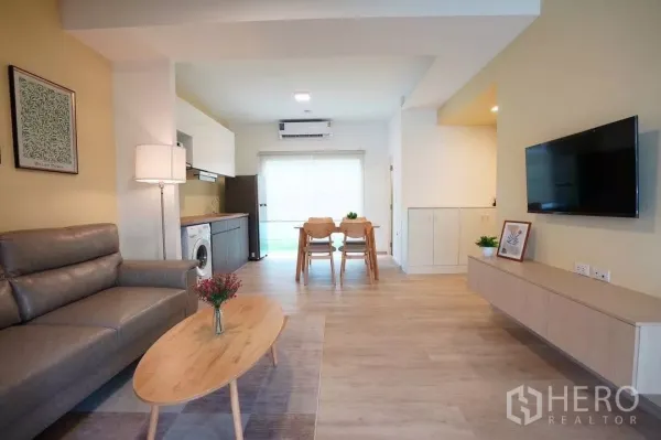 ทาวน์เฮาส์ ให้เช่าในBang Phli, Samut Prakan - โซนนั่งเล่นและรับประทานอาหาร ทีวีติดผนัง ตู้บิลท์อิน และหน้าต่างบานกว้าง