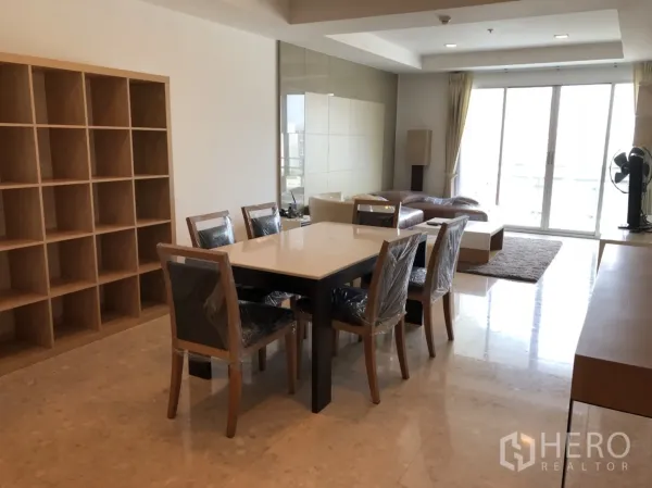 คอนโด ให้เช่าในKhlong Toei, Bangkok - พื้นที่รับประทานอาหารแบบเปิดโล่ง โต๊ะหกที่นั่ง พร้อมชั้นวางของ เชื่อมต่อสู่ห้องนั่งเล่น