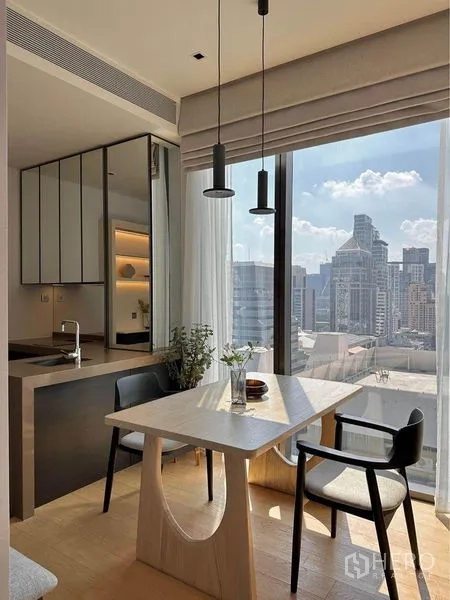 公寓 出租在Pathum Wan, Bangkok - 床侧细节：现代壁灯、木纹墙面与小型梳妆台。