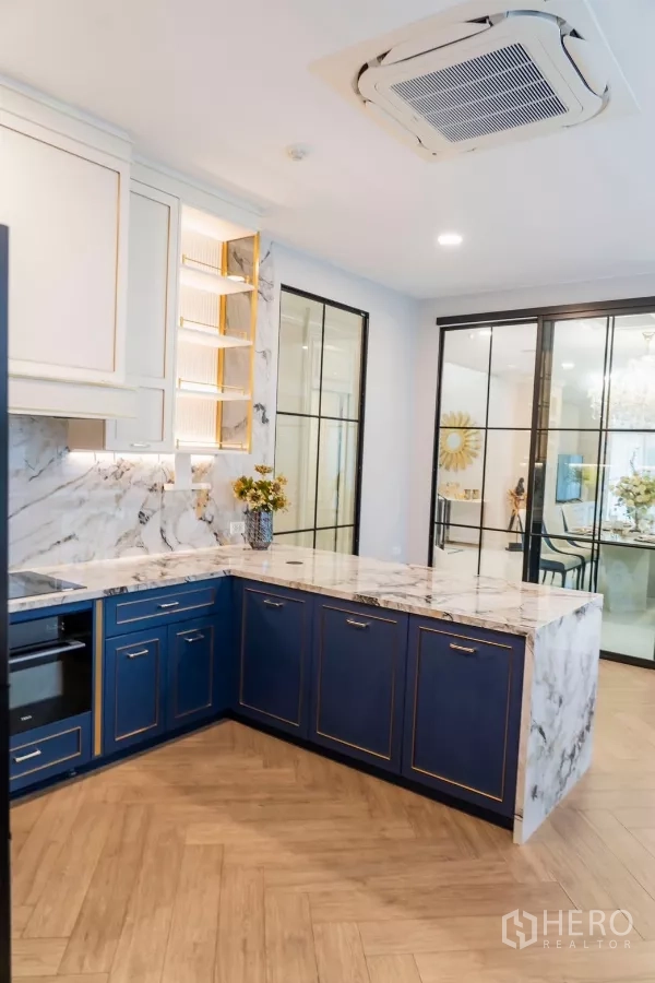 Detached House for rent in Saphan Sung, Bangkok - Kitchen corner with marble worktops, glass doors and gold-trim detail.