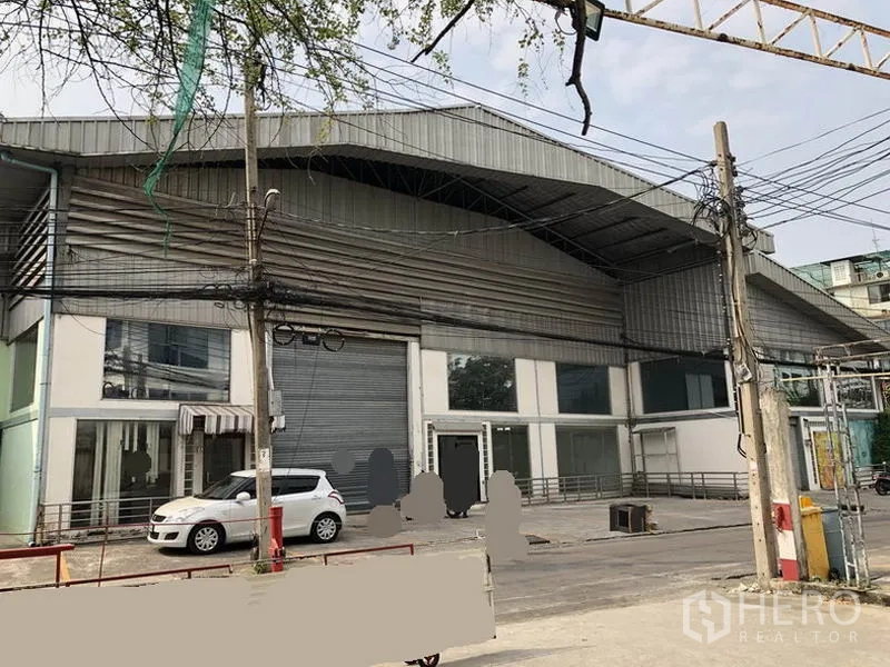 คลังสินค้า ให้เช่าในSuan Luang, Bangkok - ด้านหน้าโกดัง มีประตูม้วนสองบาน กระจกโชว์รูม และที่จอดรถ