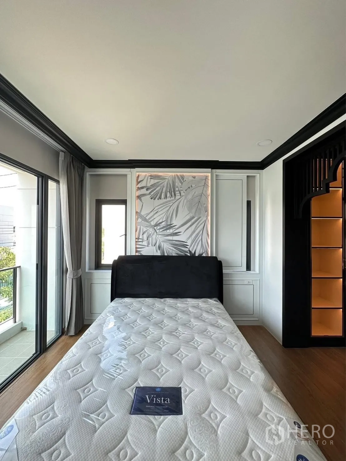 บ้านเดี่ยว for rent in Bang Phli, Samut Prakan - ห้องนอนพร้อมหน้าต่างบานใหญ่ ประตูระเบียง และเตียงบุผ้า