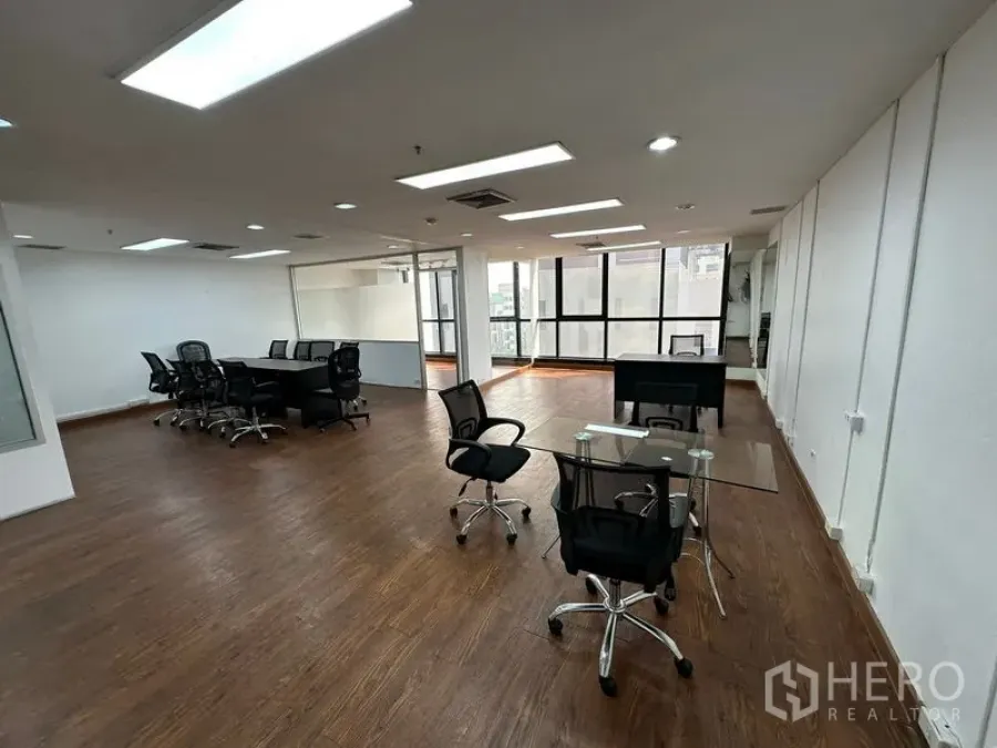 สำนักงาน ให้เช่าในRatchathewi, Bangkok - โซนทำงานเปิดโล่ง โต๊ะทำงาน แสงธรรมชาติจากหน้าต่างกว้าง พื้นไม้