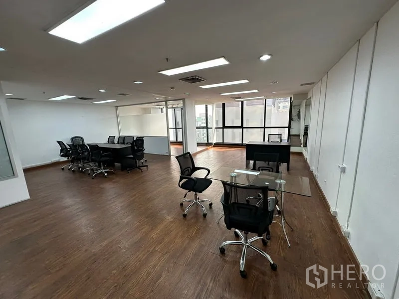 สำนักงาน ให้เช่าในRatchathewi, Bangkok - โซนทำงานเปิดโล่ง โต๊ะทำงาน แสงธรรมชาติจากหน้าต่างกว้าง พื้นไม้