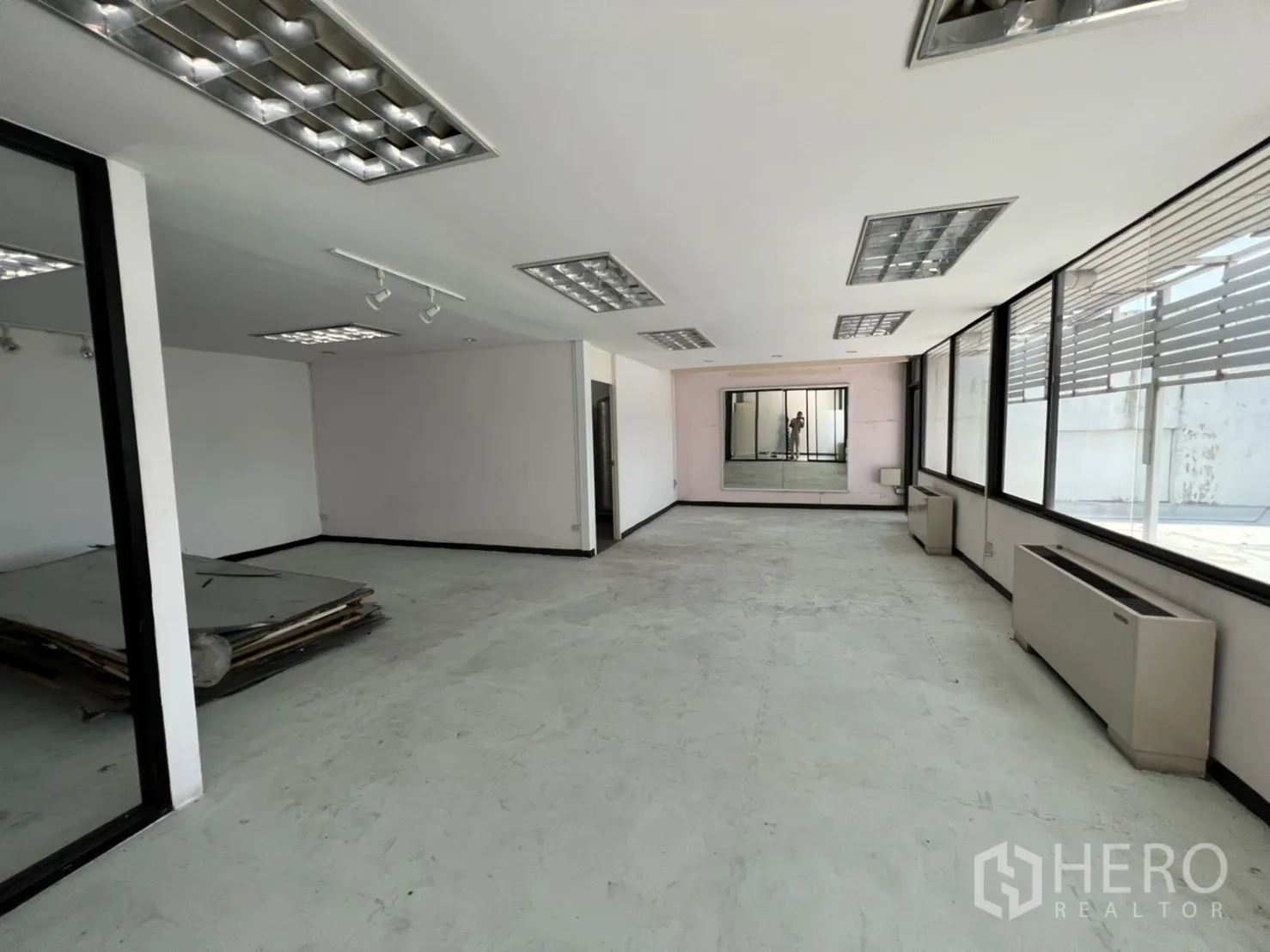 店屋 出租或出售在Watthana, Bangkok - 顶层工作室，大窗与水泥地面