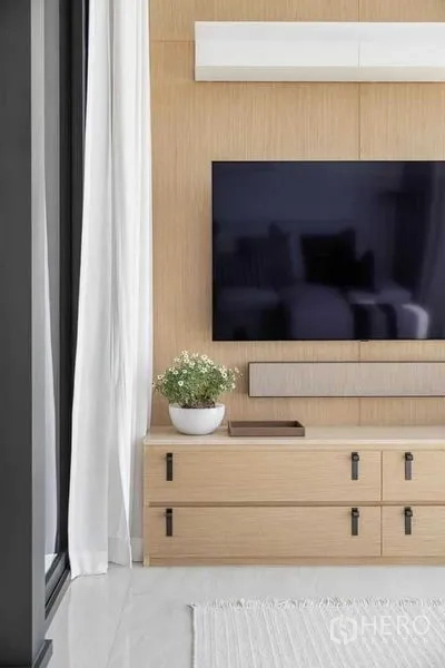 公寓 出租在Bang Rak, Bangkok - 木质电视柜特写，配大屏电视与白色窗帘。